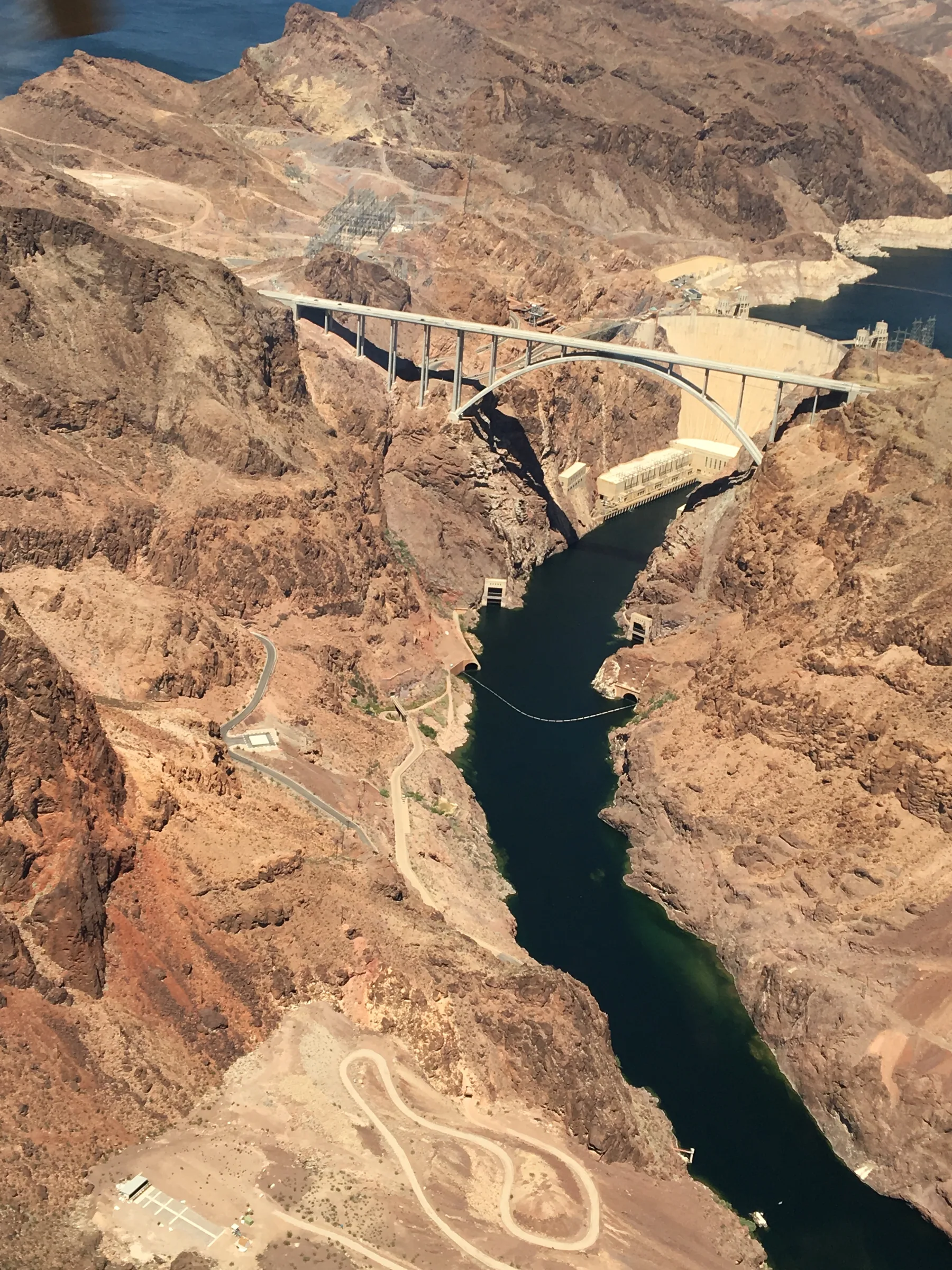空中俯瞰峡谷中的水域与水坝