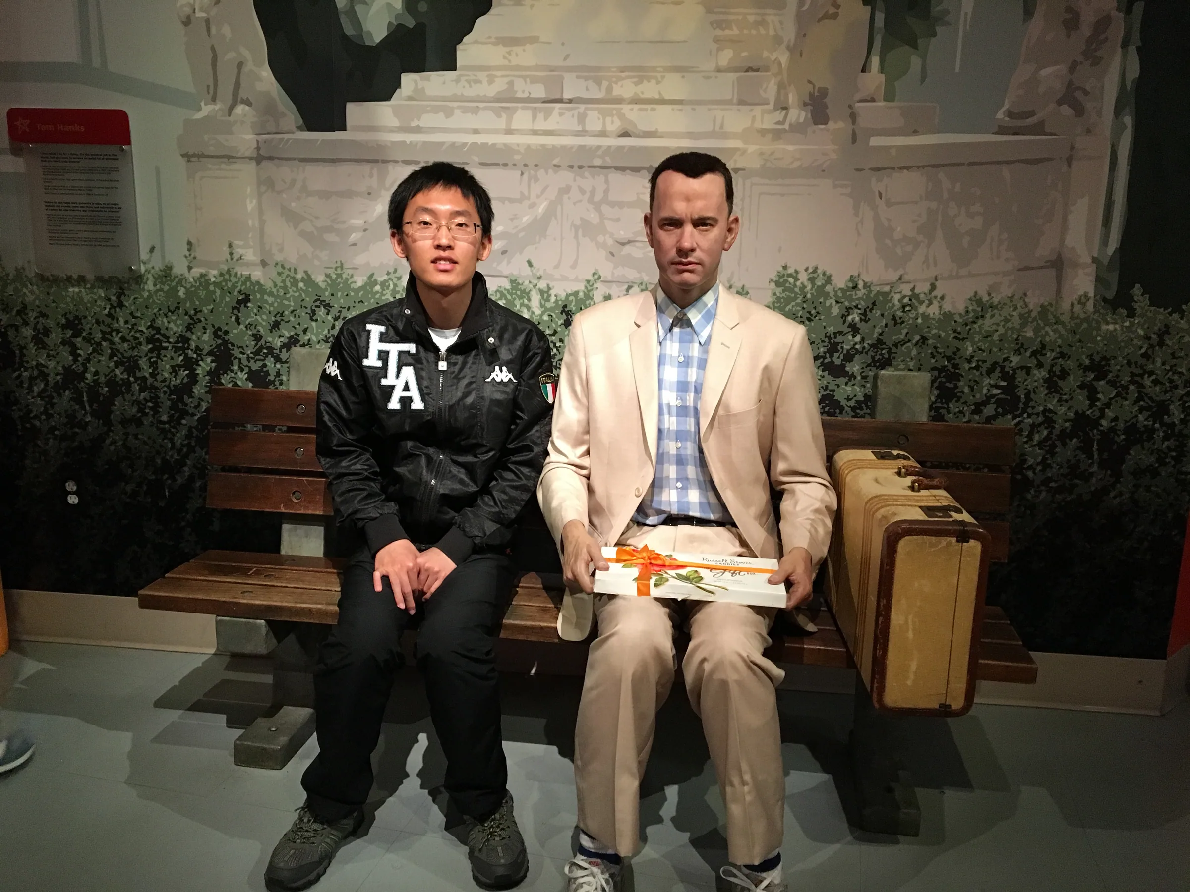 与阿甘蜡像合影