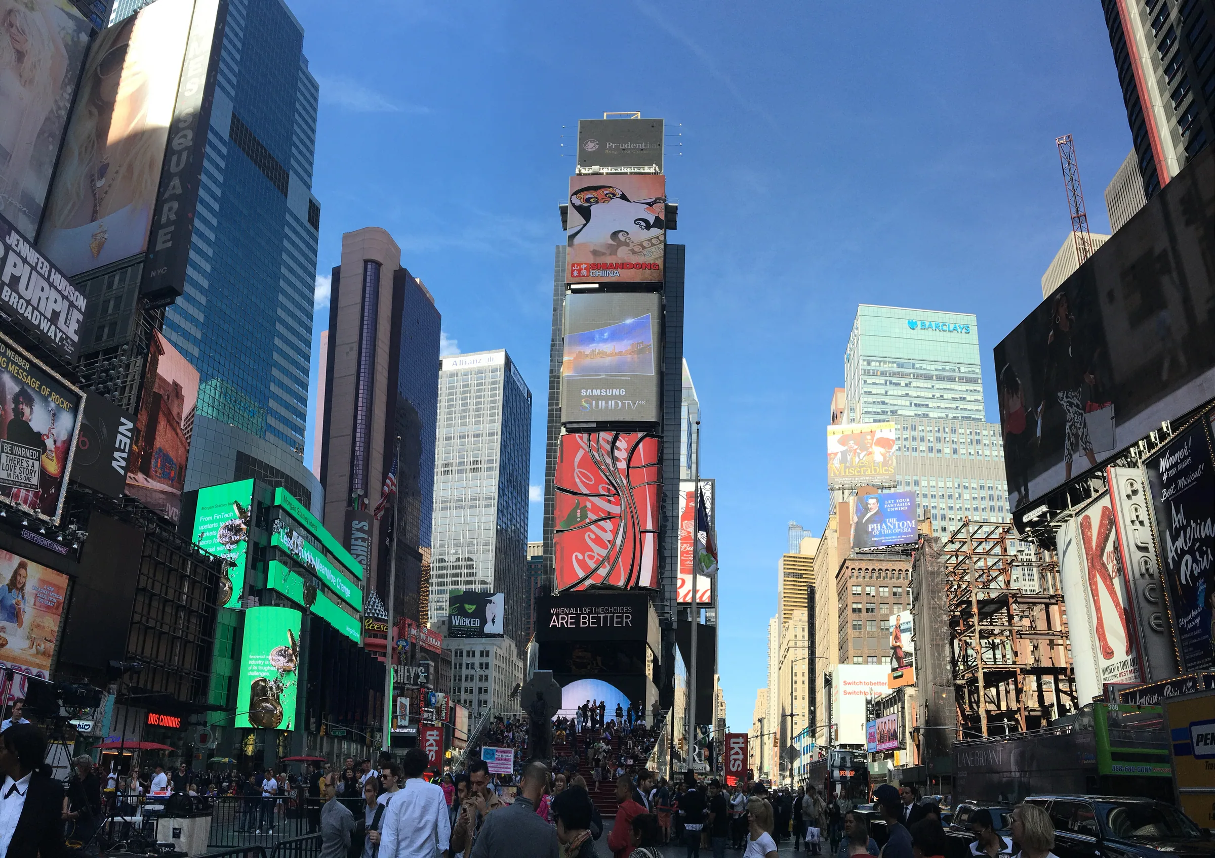 人群与电子广告屏环绕的时代广场