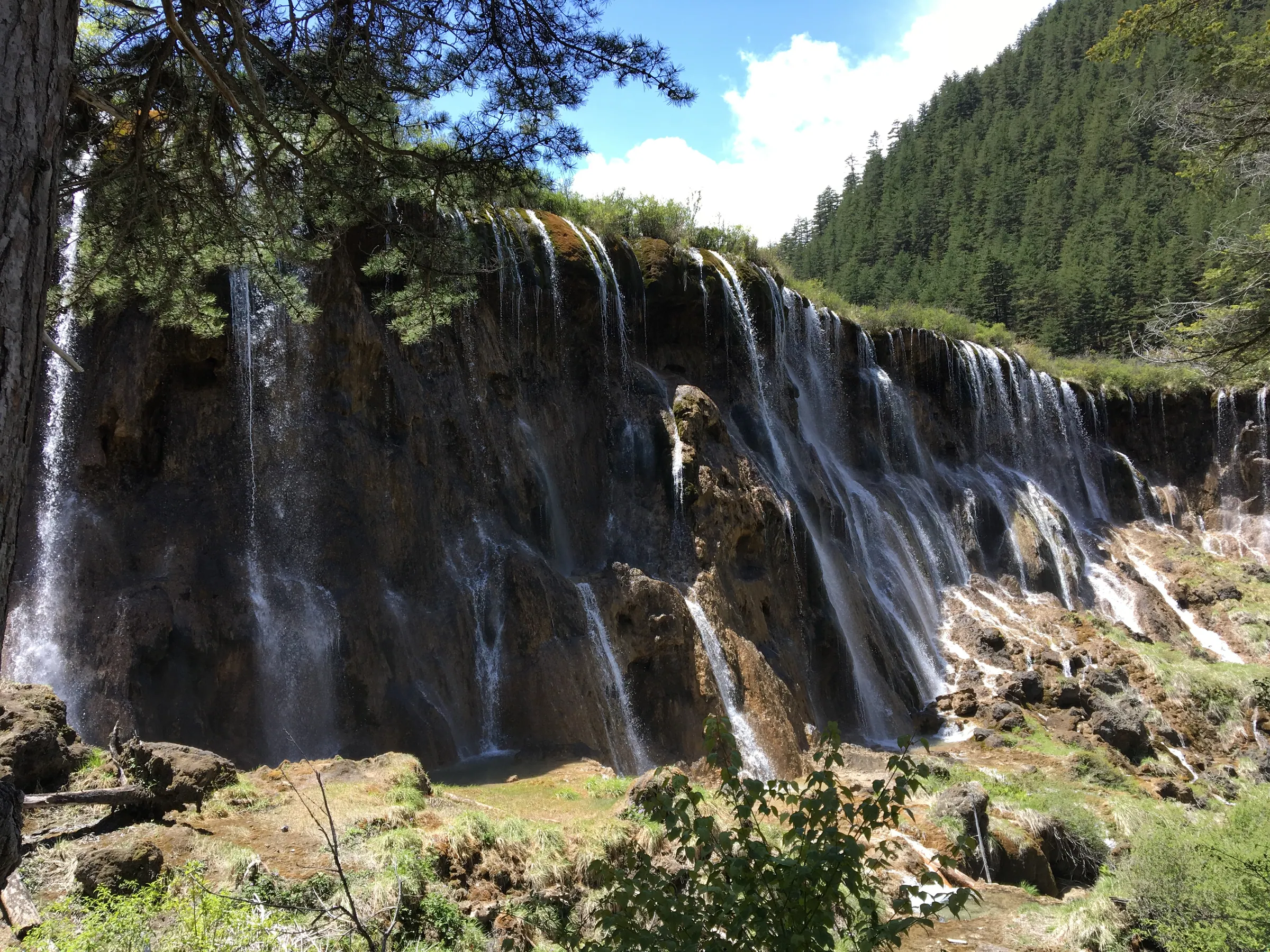 九寨沟山水间的游览道路