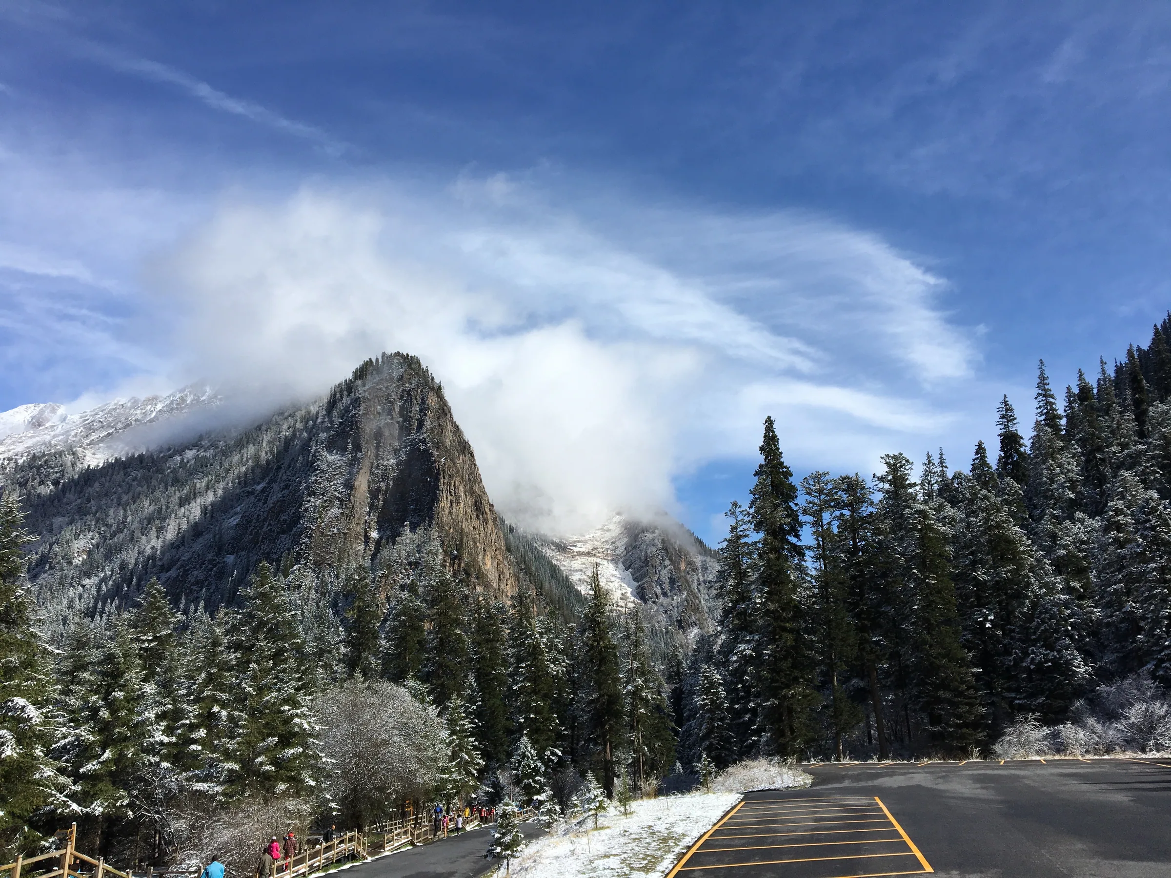 九寨沟蓝天下的雪山