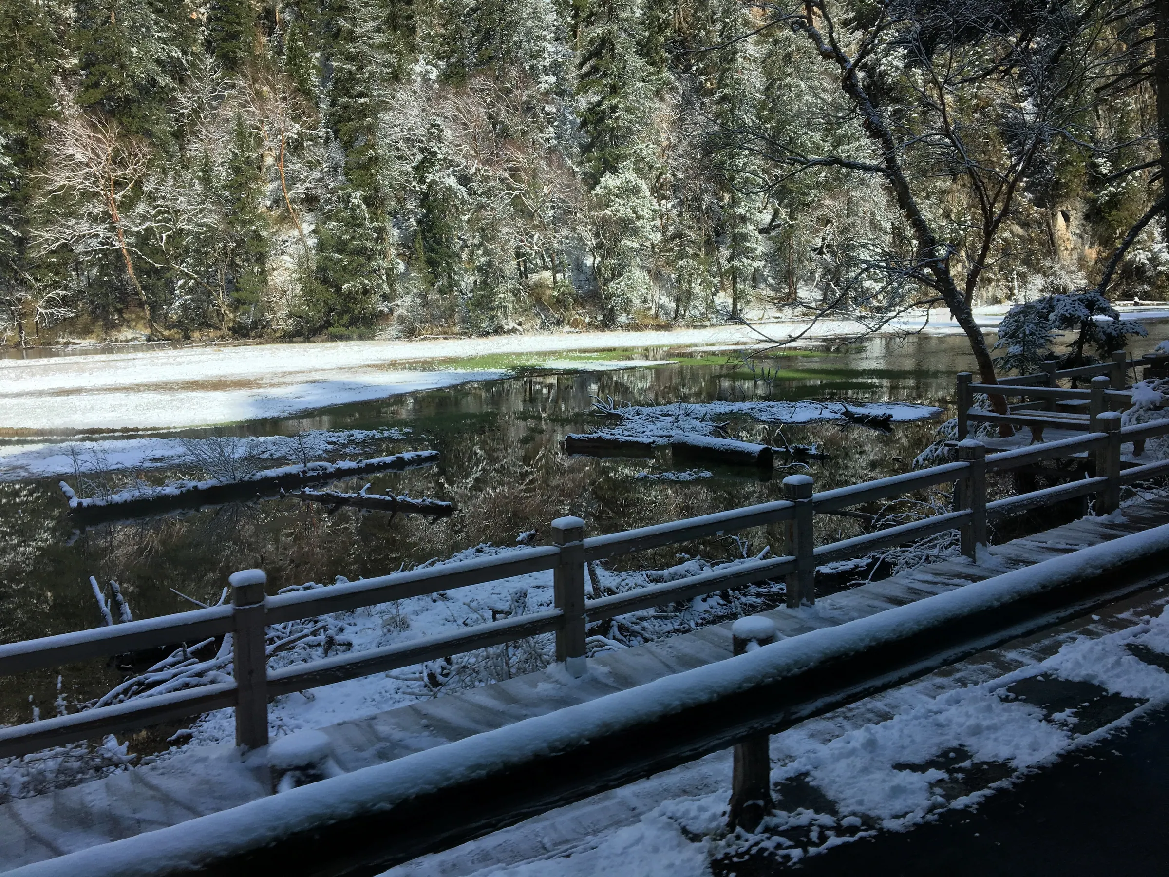九寨沟雪山与蓝天