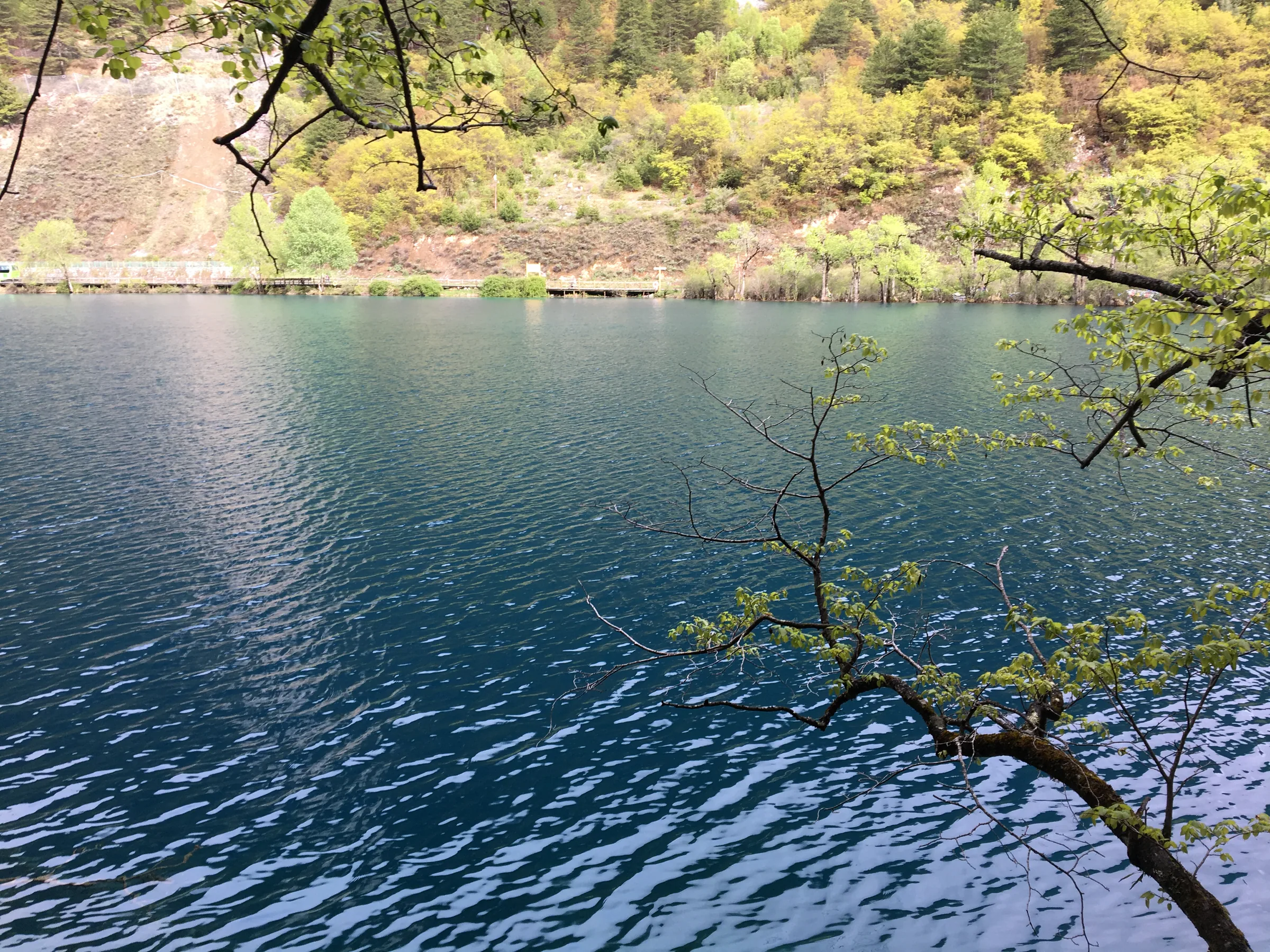 九寨沟湖水与远山倒影