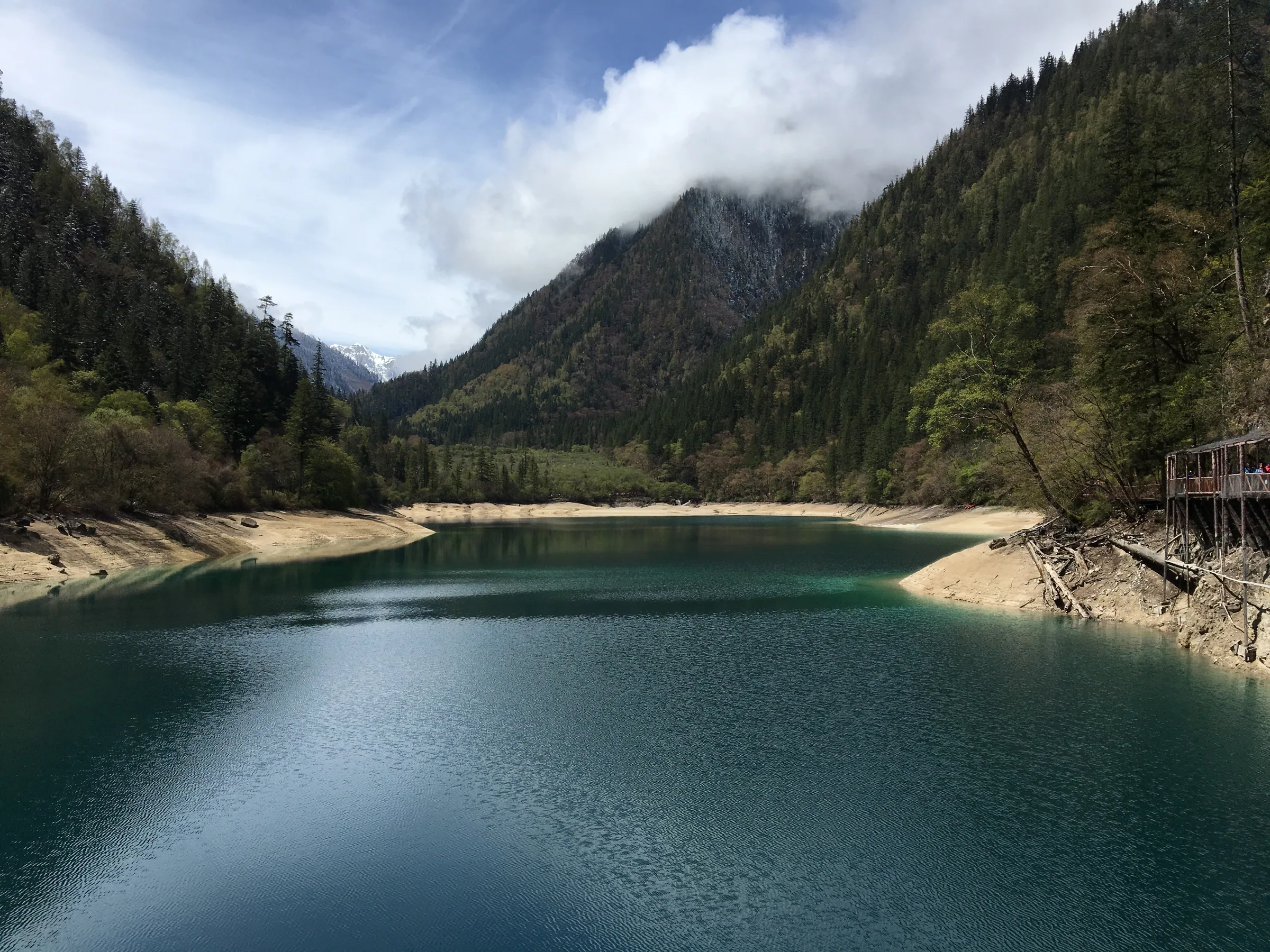 九寨沟山谷中的碧绿湖水