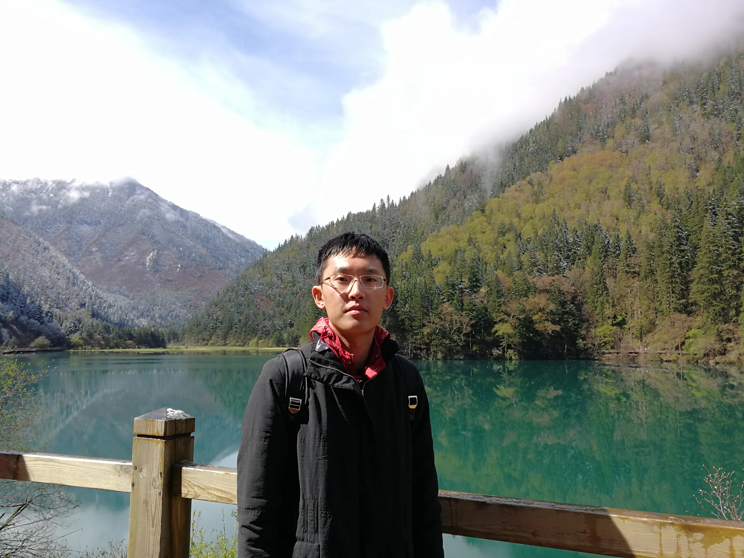 作者在九寨沟湖边留影