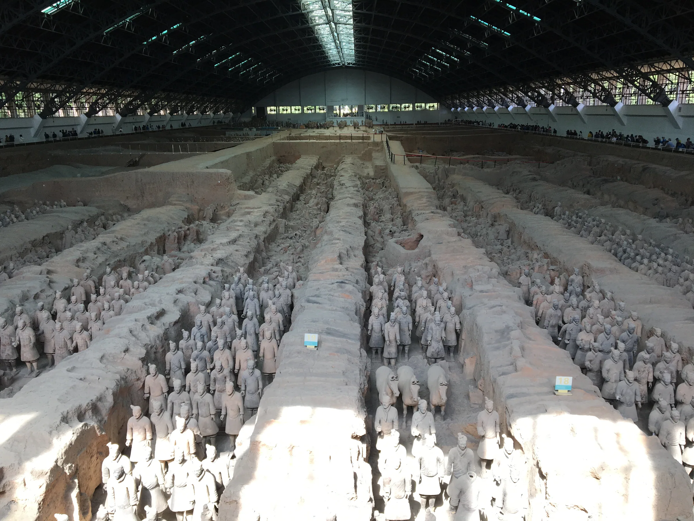 秦始皇兵马俑坑内规模庞大的地下军阵