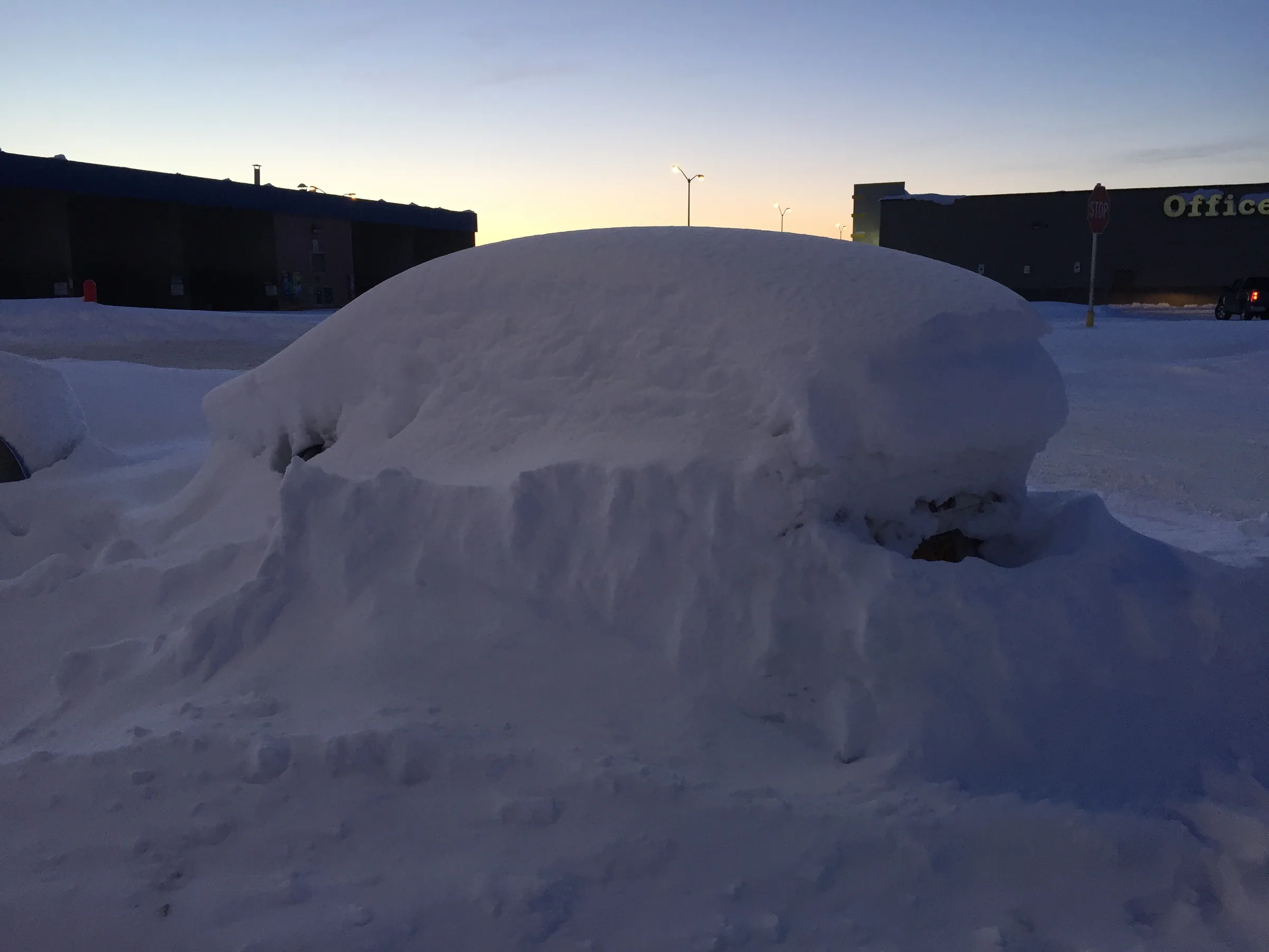 几乎被厚厚积雪完全覆盖的汽车