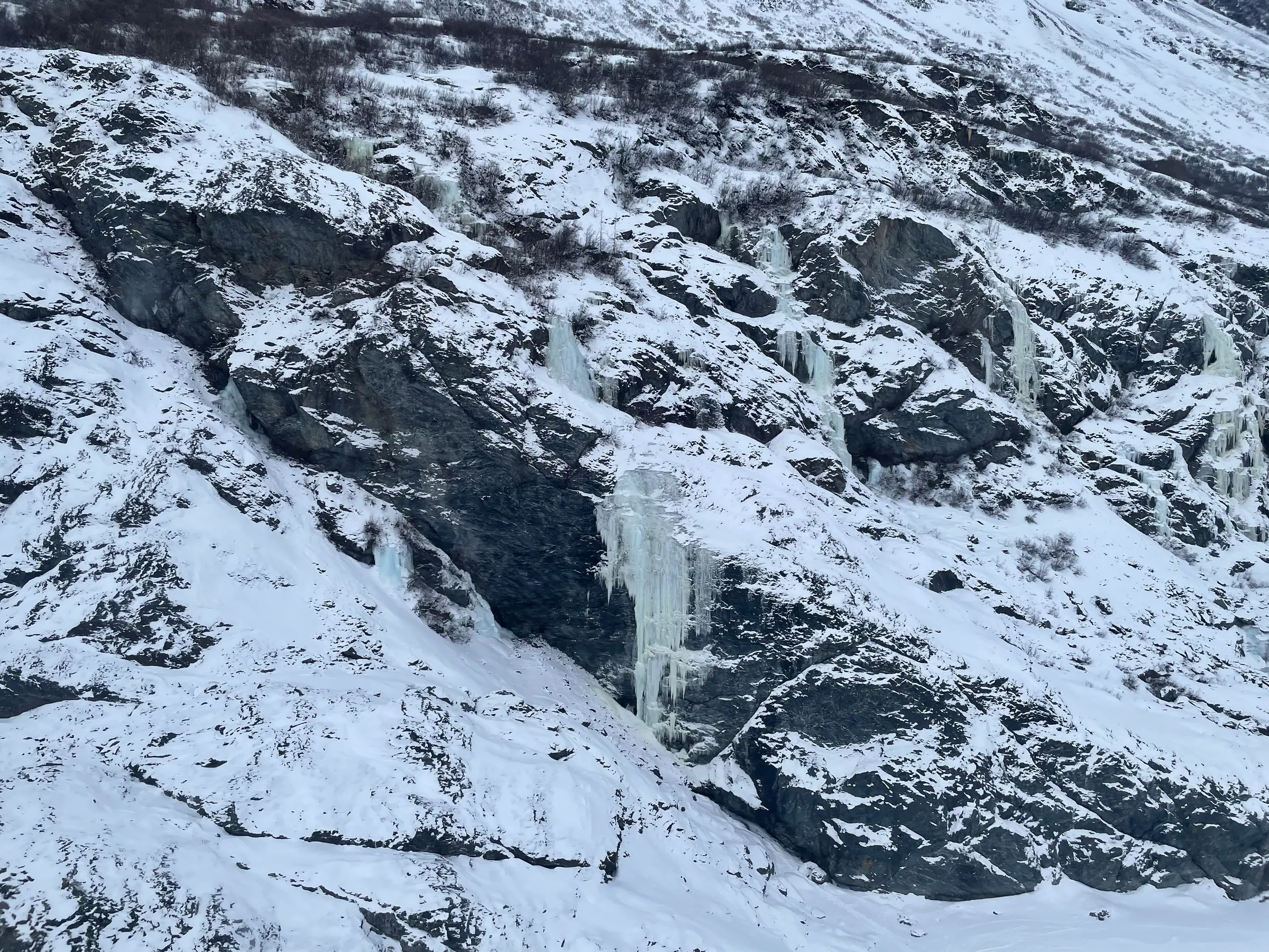 雪山岩壁间冻结的瀑布