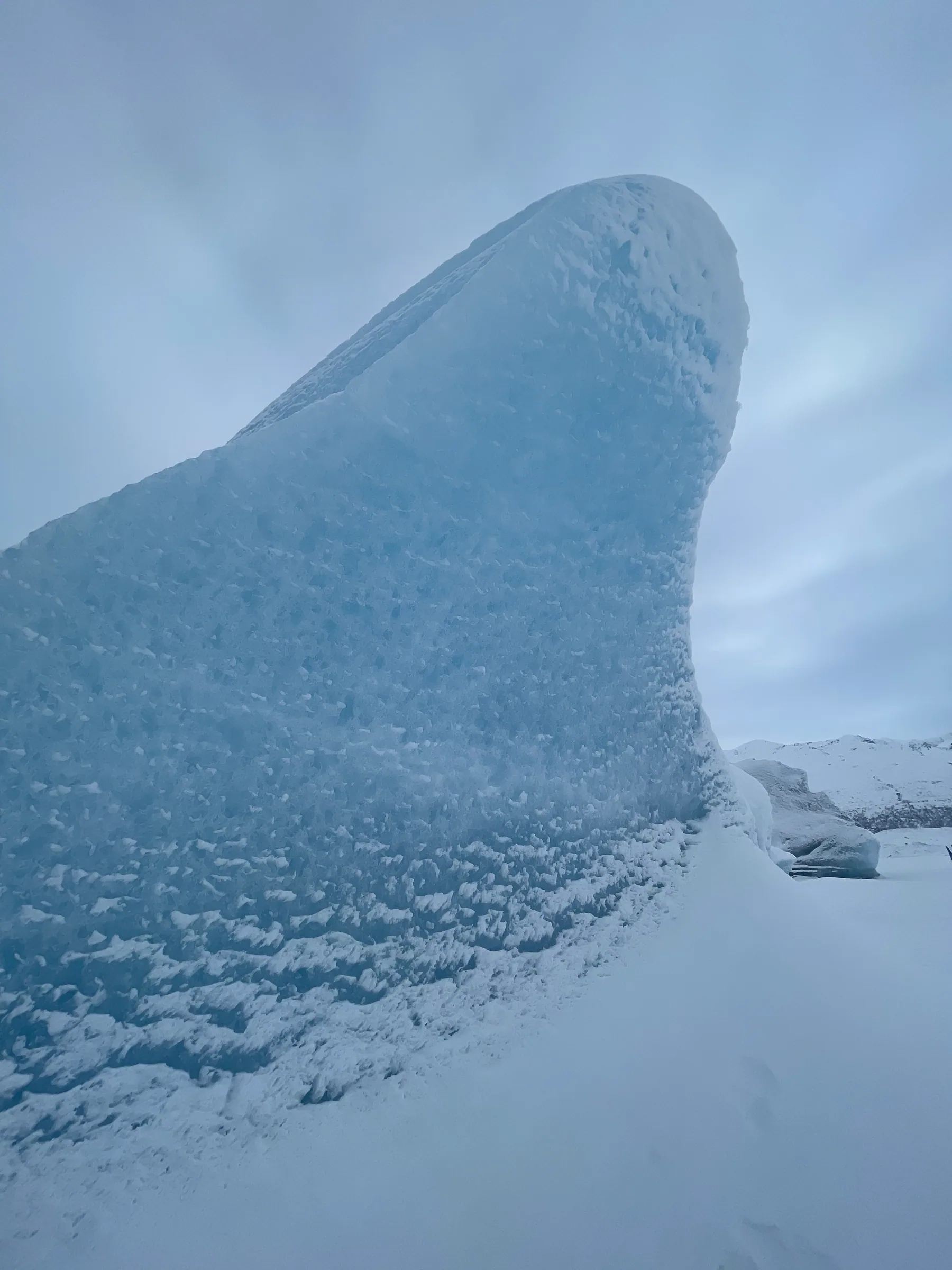 雪地上突起的蓝色冰体