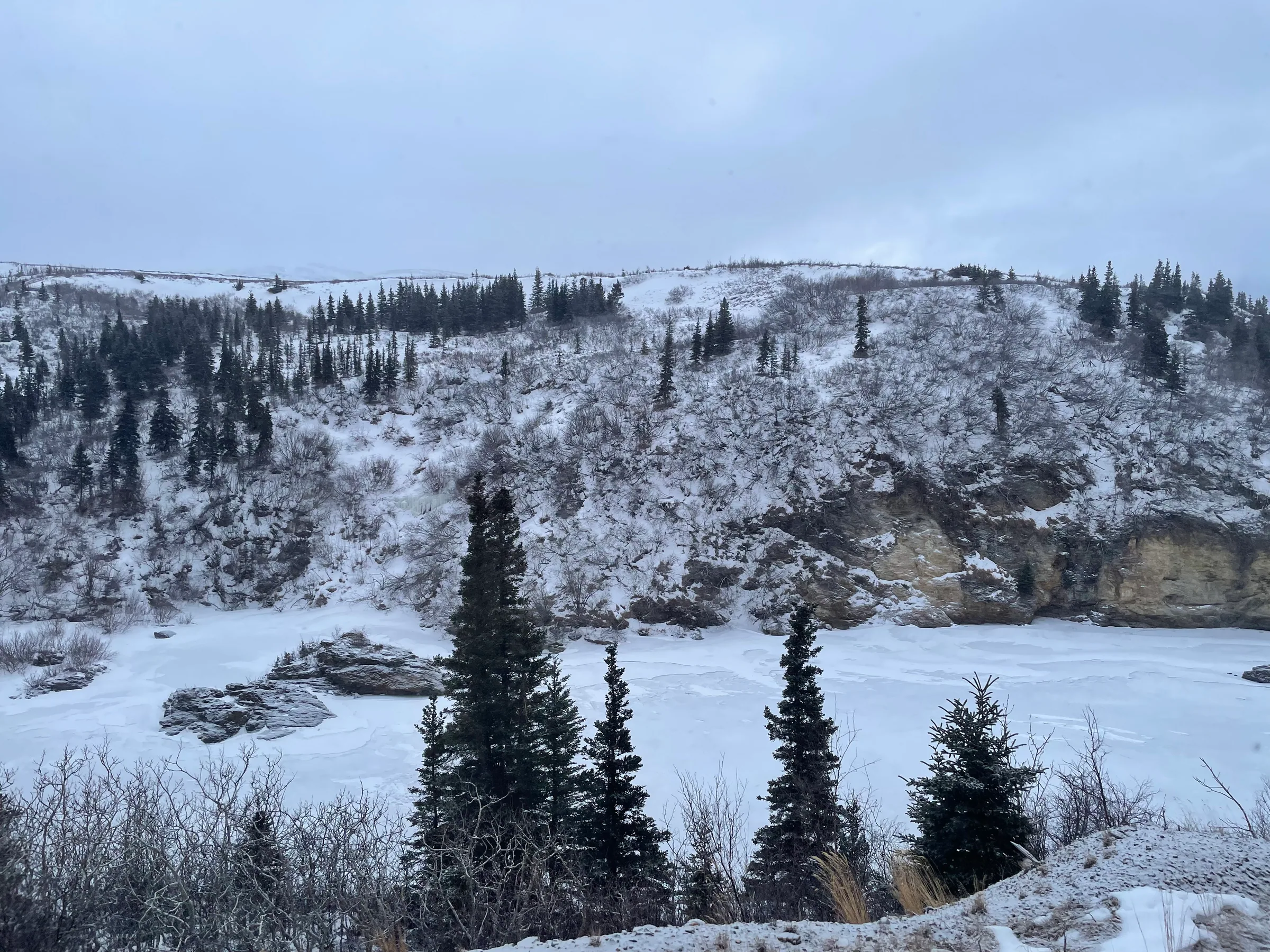 雪地与岩壁间的冬日河谷