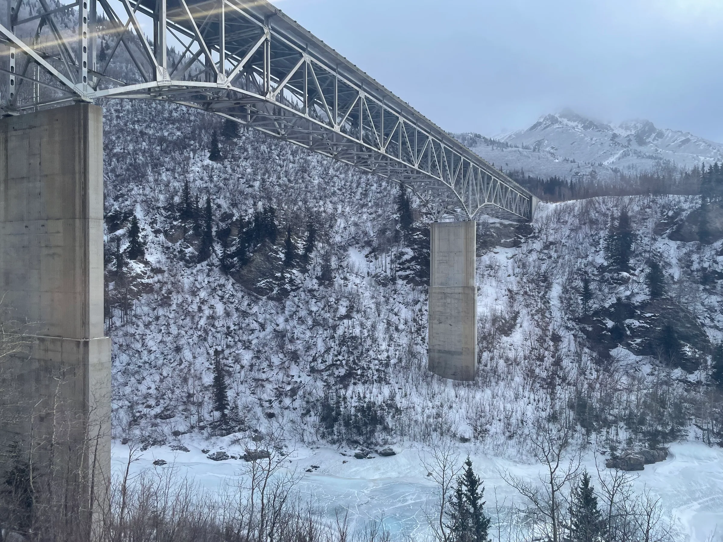 横跨覆雪河谷的钢桥