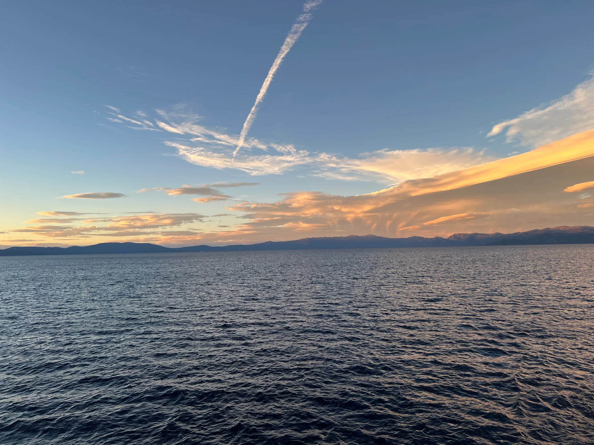 太浩湖游船上看到的湖面与远山