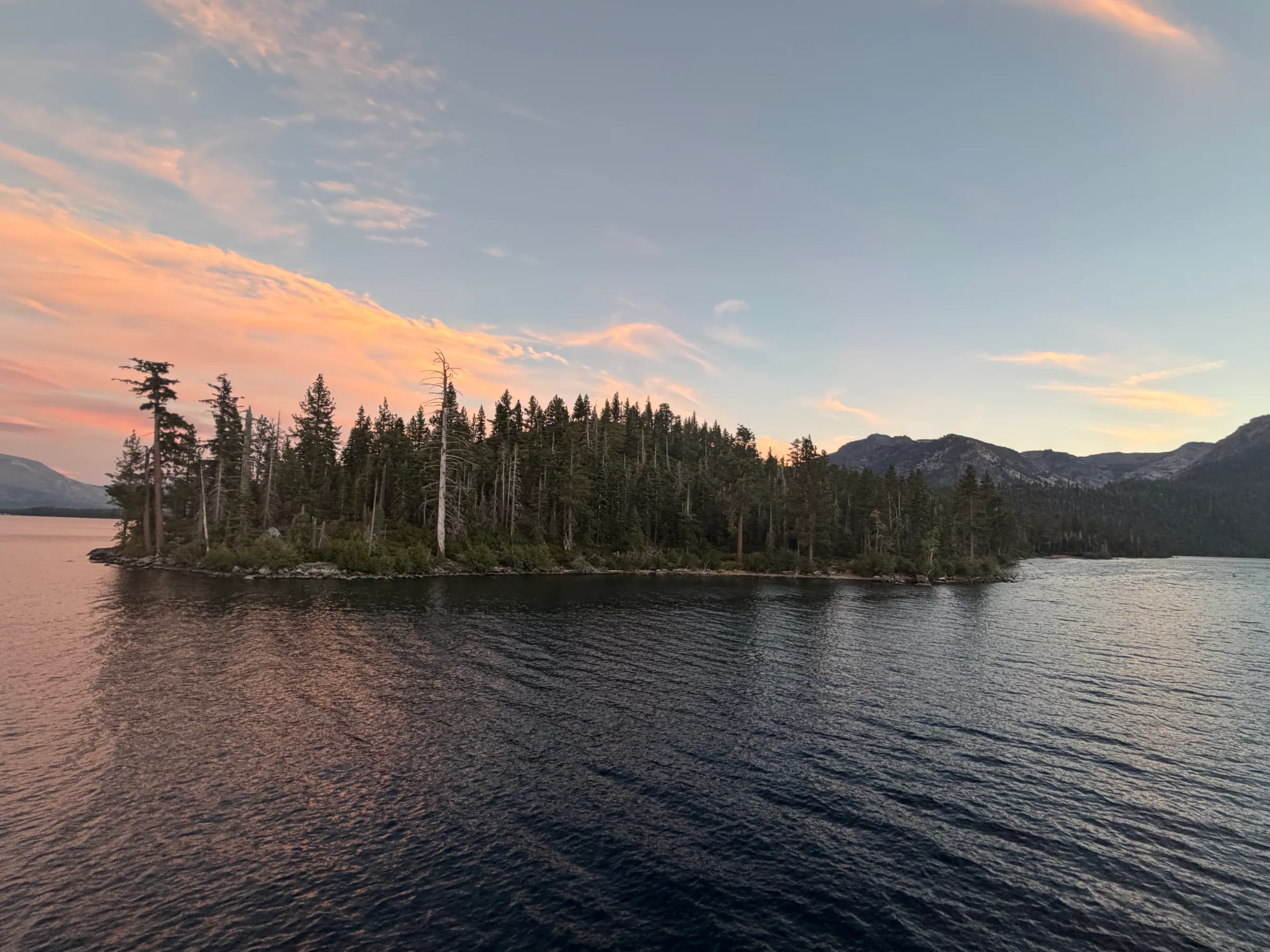 夕阳下的太浩湖湖景