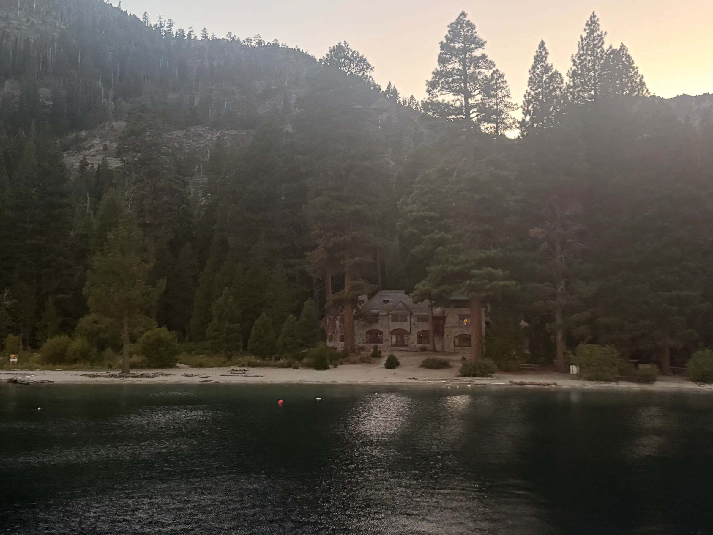 游船上看到的太浩湖傍晚景色