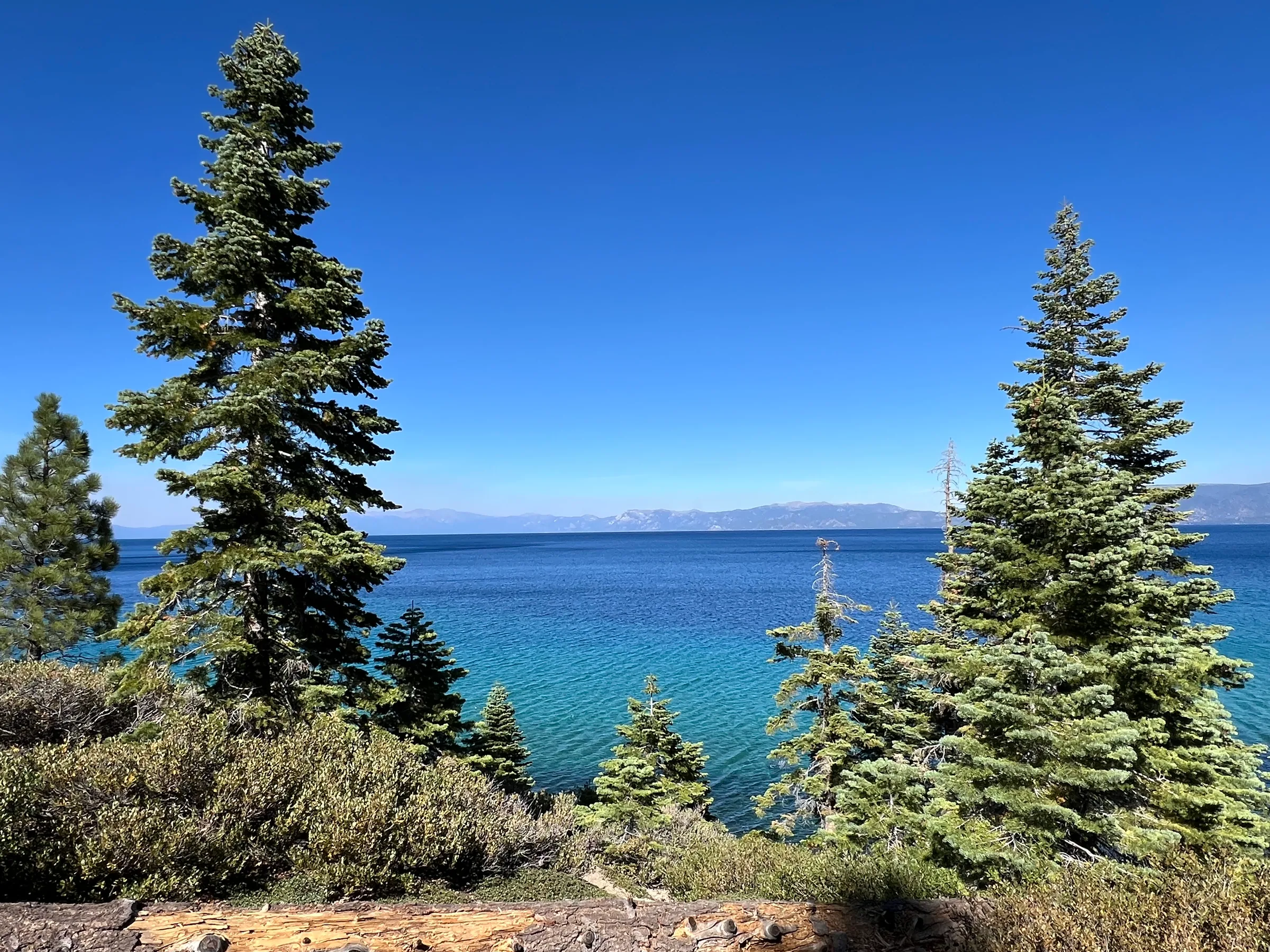 环湖途中看到的太浩湖全景