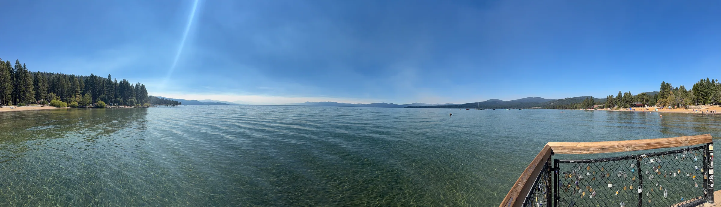 太浩湖全景与湖中划船的人