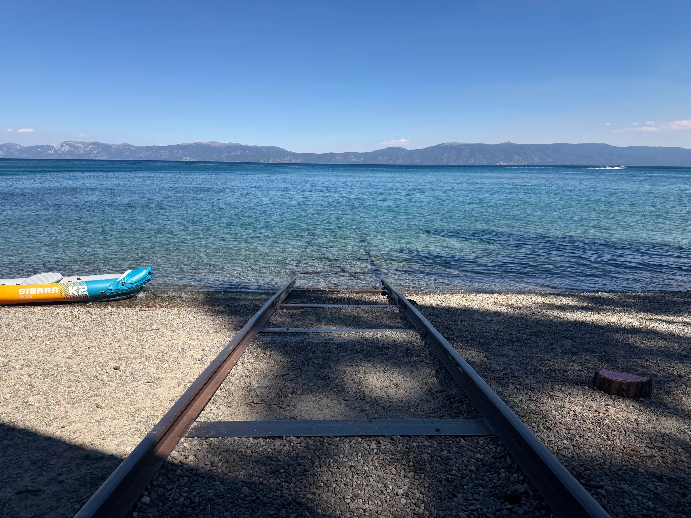 Sugar Pine Point State Park 水中延伸的铁轨