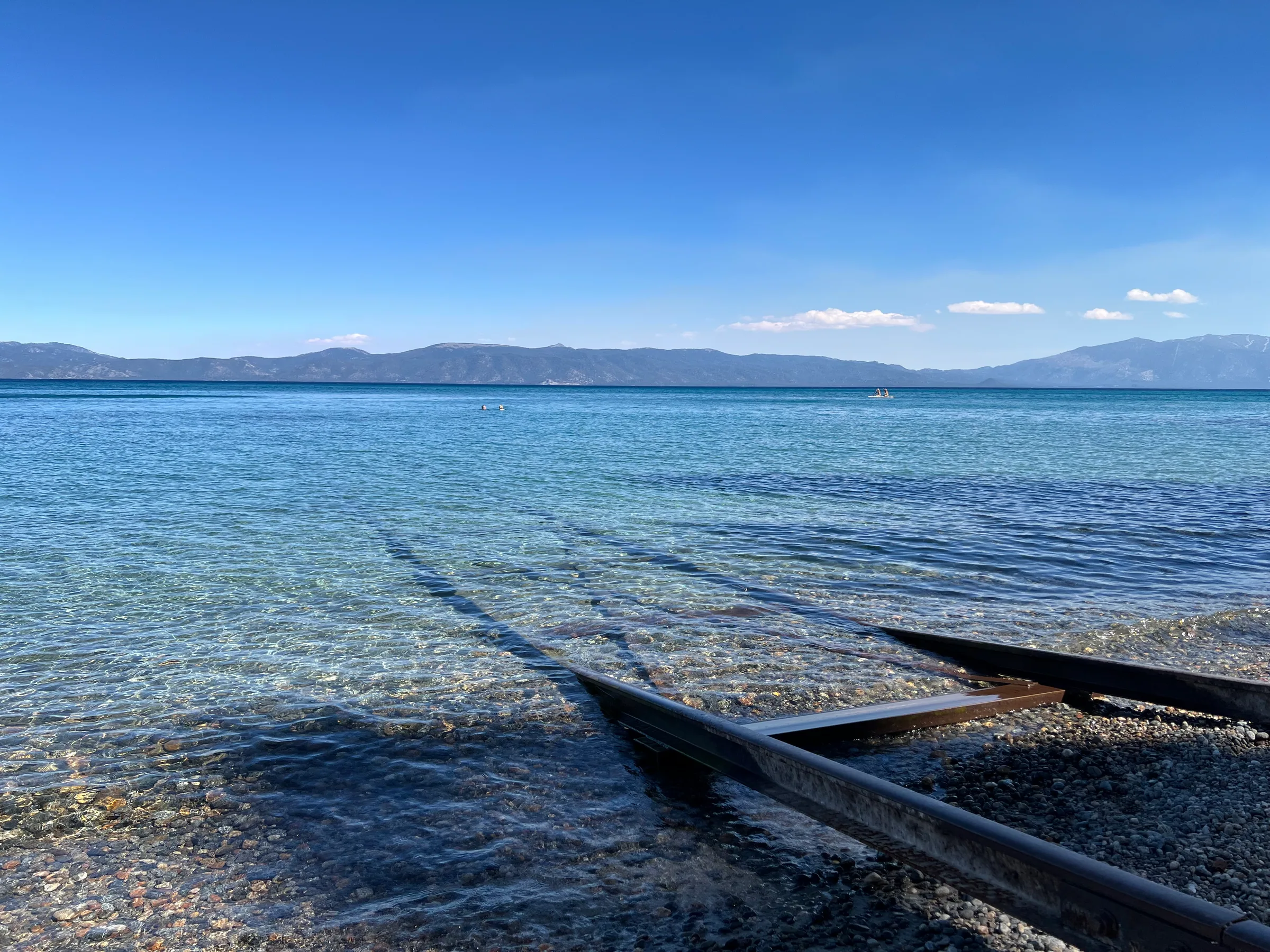 太浩湖岸边没入水中的铁轨