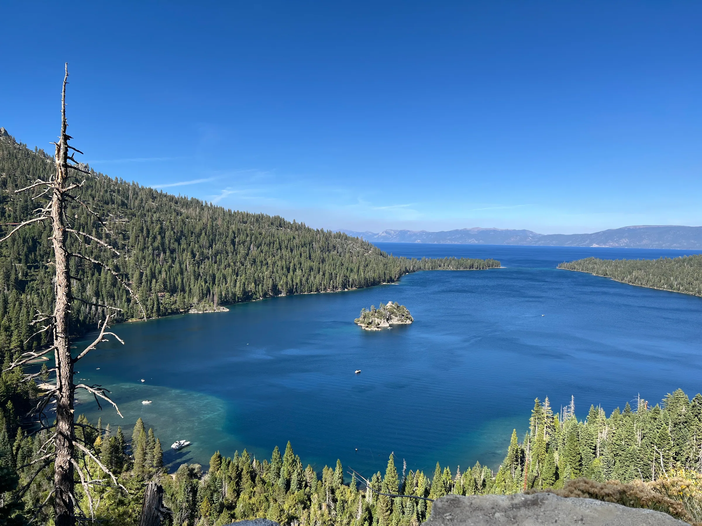 Emerald Bay 中的太浩湖唯一小岛