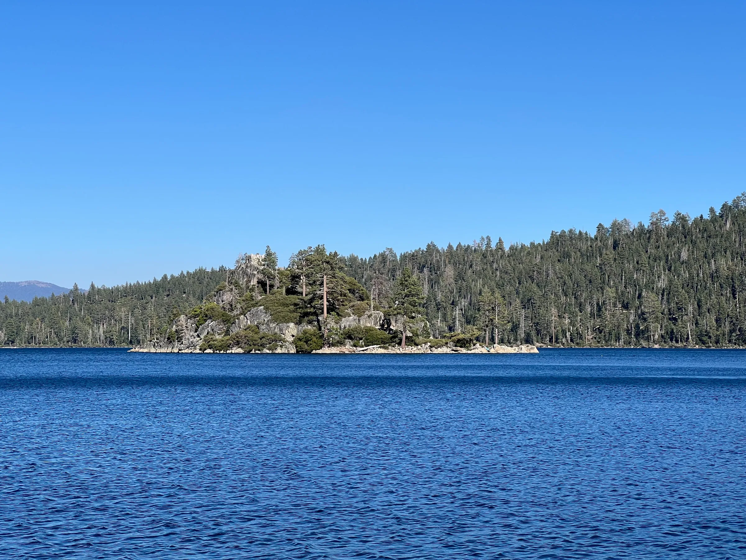 从岸边俯瞰 Emerald Bay 小岛