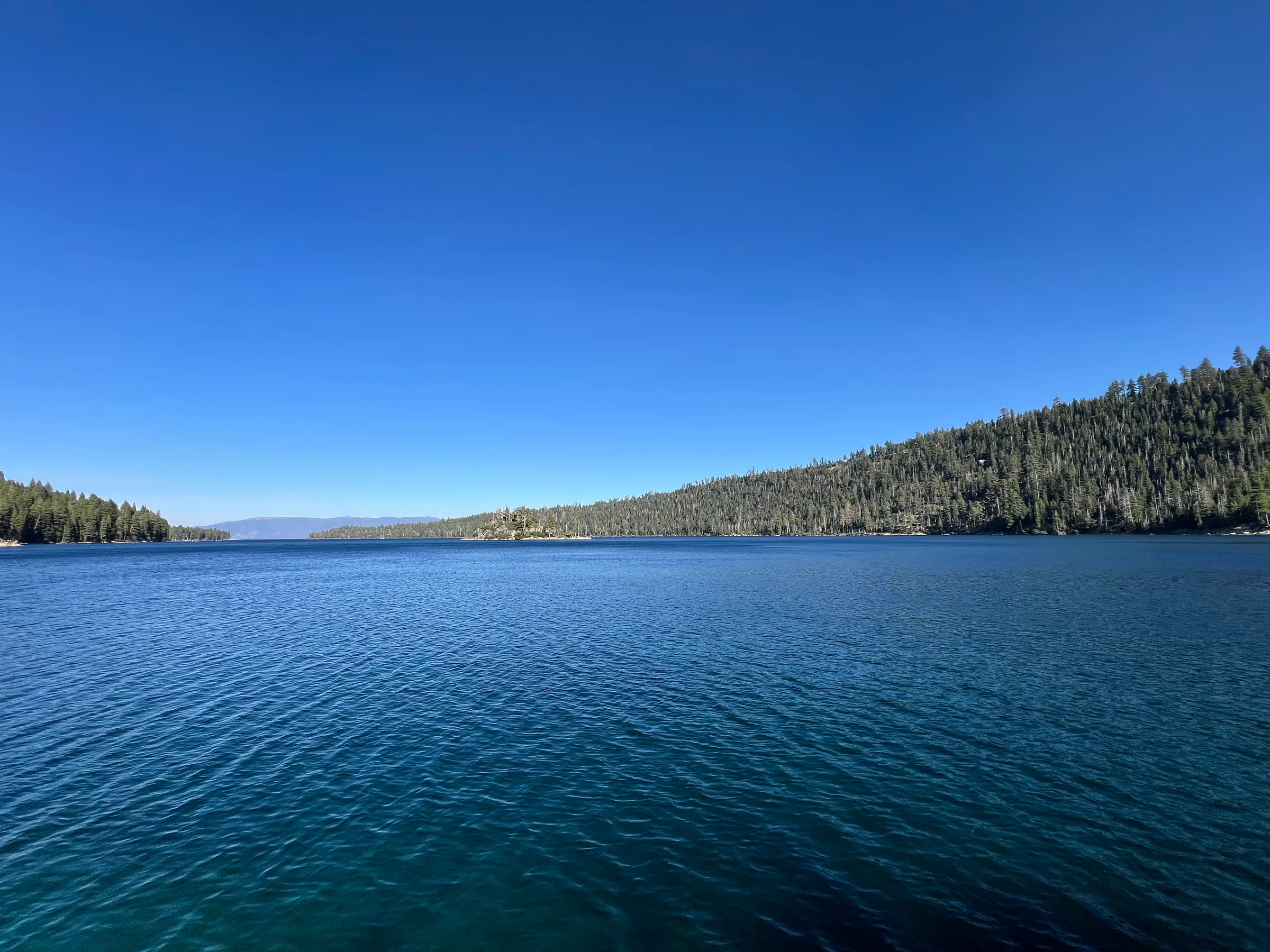 Emerald Bay 湖湾与小岛全景